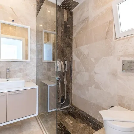 Sleeps 4 With Pool Air Con And Wifi קלקן