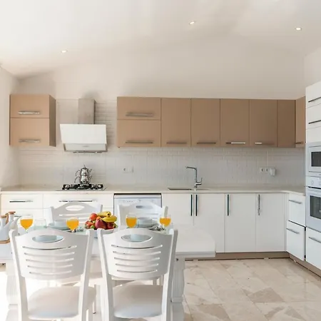 Sleeps 4 With Pool Air Con And Wifi Βίλα